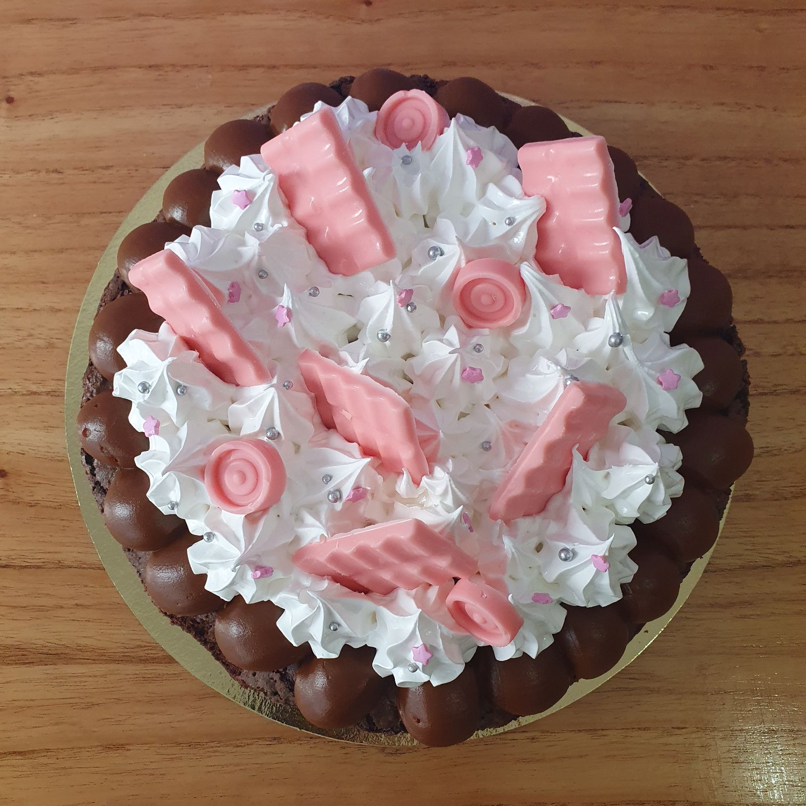 Brownie Grande decorado con chocolatines