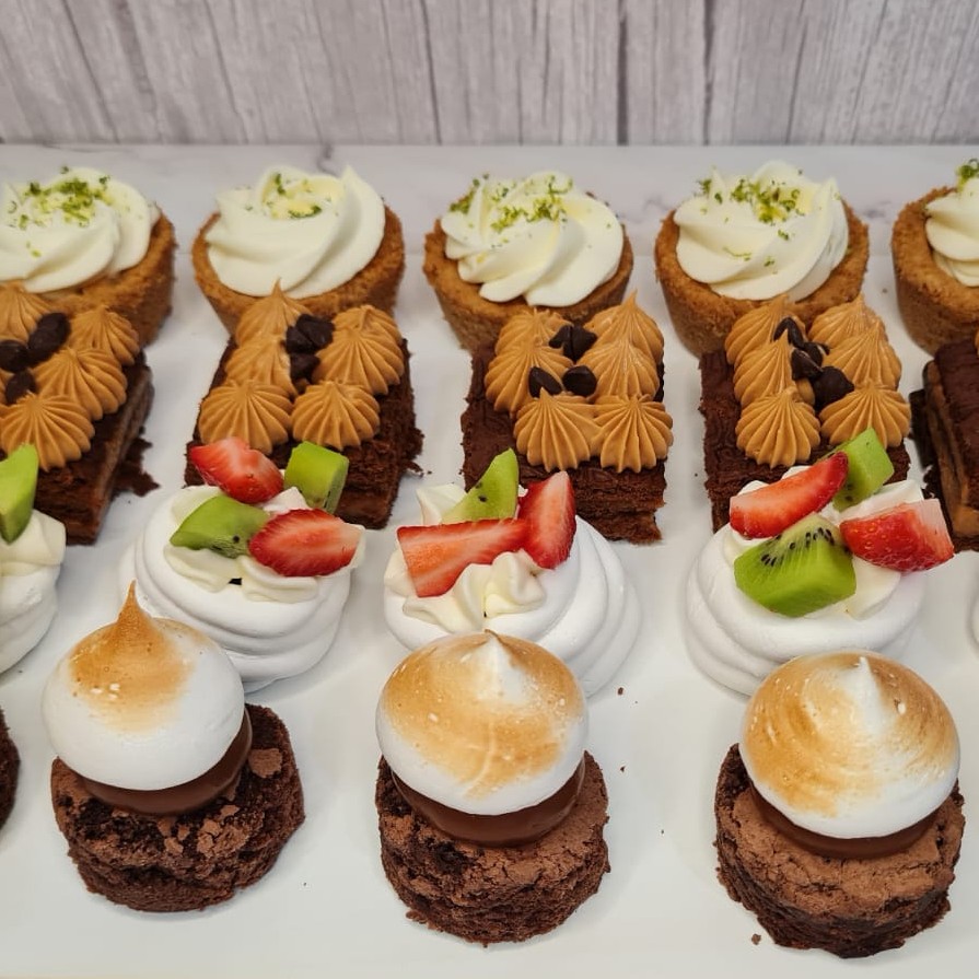 Petits Fours 16 UN